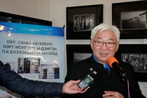 Үзэсгэлэнгийн нээлтэд НЗД бөгөөд Улаанбаатар хотын захирагч Э.Бат-Үүл үг хэлж байгаа нь